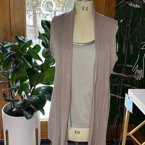 Neutral cardi perfect for the office or office party.